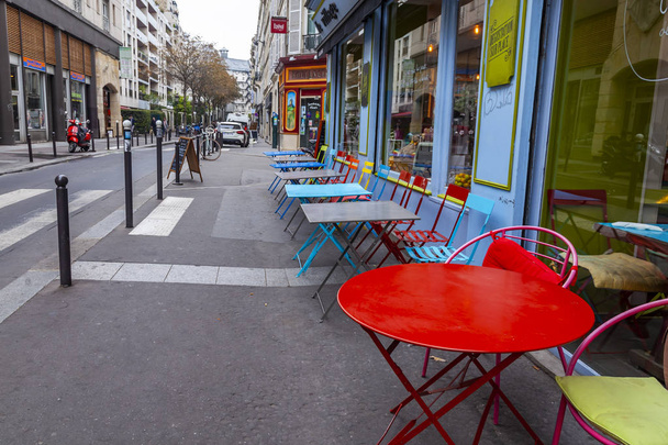 PARIS, FRANCE, le 26 octobre 2018. Rue typiquement parisienne le matin. Tables de café sous le ciel ouvert sur le trottoir
.  - Photo, image