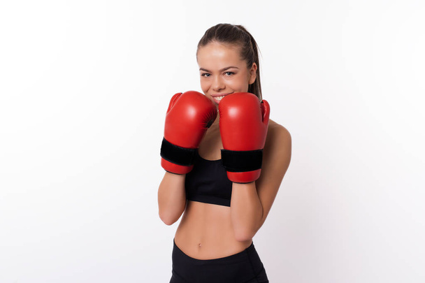 Retrato de feliz jovem fitness mulher vestindo luvas de boxe
 - Foto, Imagem