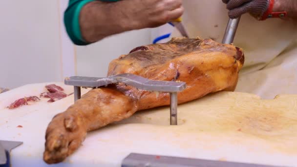 Industria alimentaria, carnicero corte pierna de cerdo jamón serrano
. - Metraje, vídeo