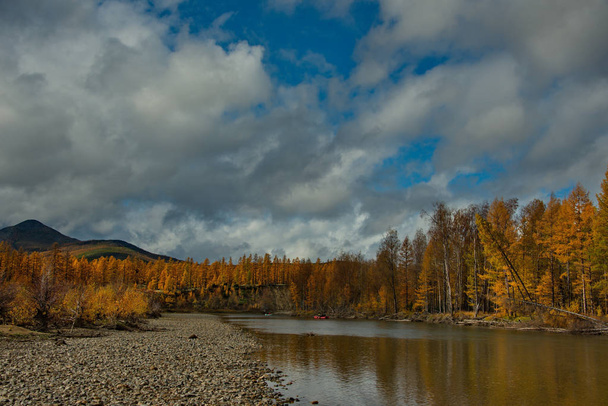 Rusia. Lejano Oriente. Los colores del otoño son ríos de agua fría de Magadán
. - Foto, Imagen