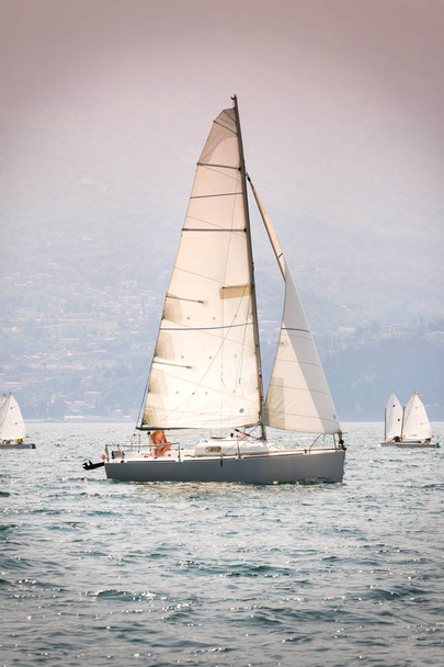 veleros que navegan en el lago Como
 - Foto, Imagen