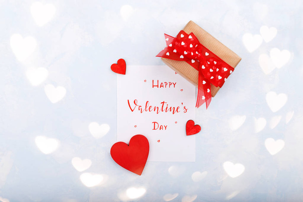 Tarjeta de felicitación del día de San Valentín, caja de regalo corazones de madera sobre fondo azul
 - Foto, Imagen
