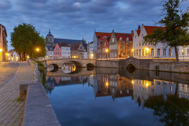 Bruges. Canal Spiegel Rei. - Фото, изображение