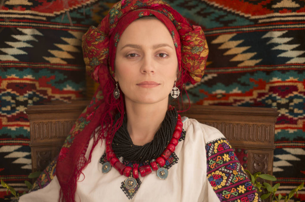 Ukránok Hutsuls a Kárpátok, az ősi népviselet díszek, amelyekből több mint száz éve az élet és a kultúra az ukrán szlávok őseink - Fotó, kép