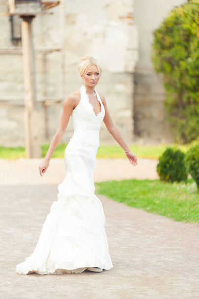 ファッションの白いウェディング ドレスで美しい金髪の花嫁 - 写真・画像
