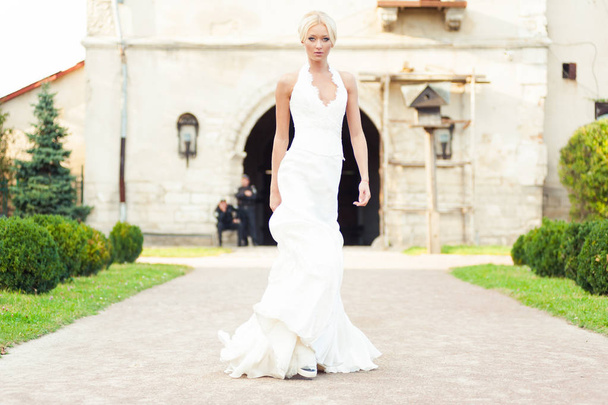 schöne blonde Braut im modischen weißen Hochzeitskleid - Foto, Bild