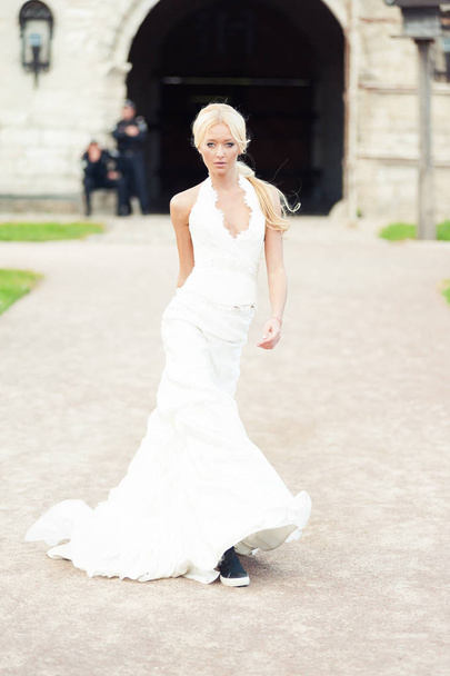 Красива чуттєва наречена блондинка у весільній сукні
  - Фото, зображення