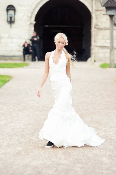 Mooie sensuele bruid blonde in trouwjurk  - Foto, afbeelding