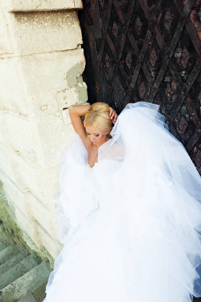 Krásná smyslná nevěsta blondýnka ve svatebních šatech  - Fotografie, Obrázek
