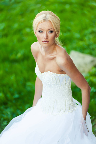 schöne sinnliche Braut Blondine im Brautkleid  - Foto, Bild