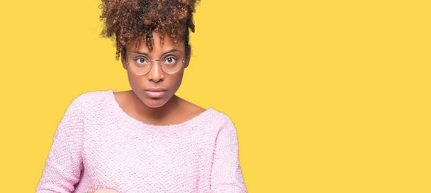 Hermosa mujer afroamericana joven con gafas sobre fondo aislado En prisa apuntando a ver el tiempo, la impaciencia, molesto y enojado por retraso plazo
 - Foto, imagen