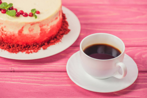 крупним планом торт, прикрашений смородиною і листя м'яти біля чашки кави
 - Фото, зображення