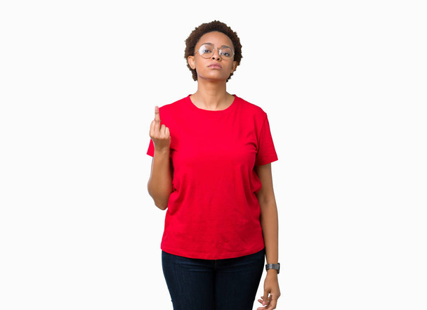 Piękna młoda kobieta african american noszenie okularów na na białym tle wyświetlone środkowego palca, bezczelny i rude spierdalaj wyrażenie - Zdjęcie, obraz