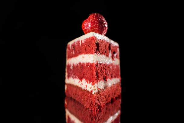 белый и красный кусок кремового торта с клубникой изолированы на черный
 - Фото, изображение