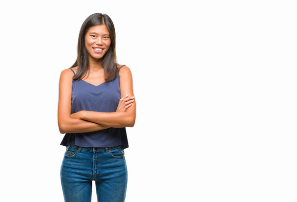 Mladá asijská žena izolované pozadí šťastný obličej s úsměvem s překřížením rukou při pohledu na fotoaparát. Pozitivní člověk. - Fotografie, Obrázek