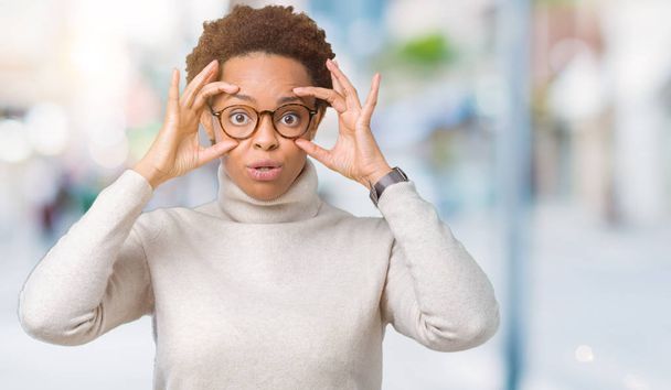 Joven mujer afroamericana hermosa usando gafas sobre un fondo aislado tratando de abrir los ojos con los dedos, somnoliento y cansado para la fatiga de la mañana
 - Foto, Imagen