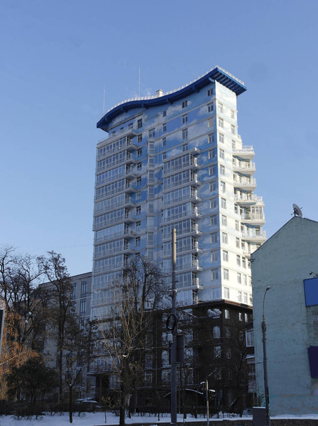 Новое многоэтажное здание, против голубого неба
 - Фото, изображение