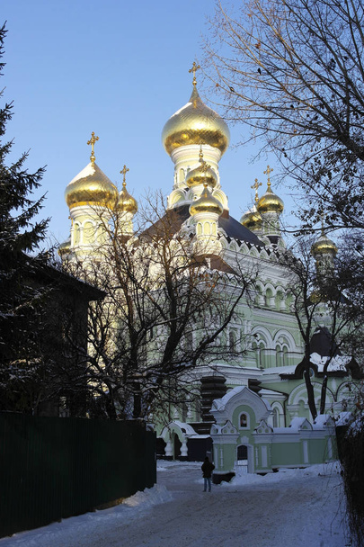 Téli este egy ortodox templom arany kupolák - Fotó, kép