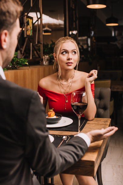 chica de ensueño sentado cerca dulce postre con novio en restaurante
  - Foto, Imagen
