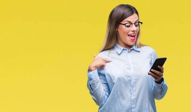 Молода красива ділова жінка смс-повідомлення з використанням смартфона на ізольованому фоні з несподіваним обличчям, спрямованим пальцем до себе
 - Фото, зображення
