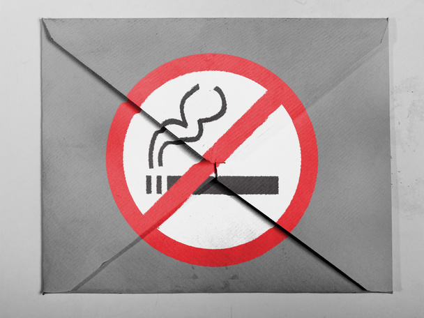 Panneau non fumeur dessiné à peint sur enveloppe grise
 - Photo, image