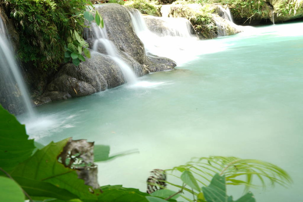 movimento turvo tiro de cachoeira tropical
 - Foto, Imagem