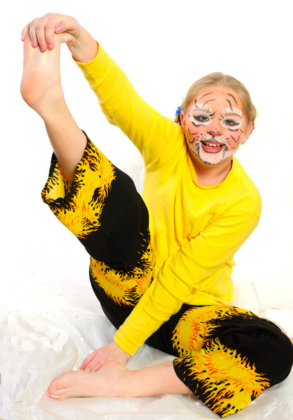 Mädchen mit Zeichnung von Maske Tiger - Foto, Bild