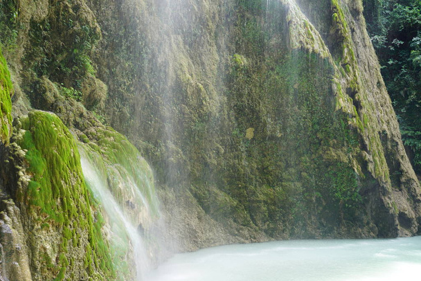 schilderachtig uitzicht van mossy groen waterval - Foto, afbeelding