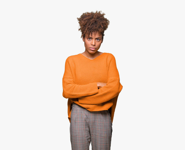 Gyönyörű fiatal afrikai-amerikai nő szkeptikus elszigetelt háttér és ideges, rosszalló kifejezés arcán keresztezett karokkal. Negatív személy. - Fotó, kép