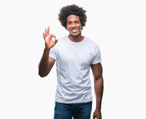 Африканський американський чоловік над ізольованим фоном посміхається позитивно, підписуючись руками і пальцями. Успішний вираз. - Фото, зображення