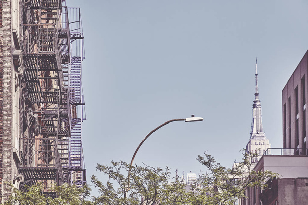 Νέα Υόρκη Σίτισκεϊπ με ένα παλιό κτίριο φωτιά αποδράσεις, ρετρό χρώμα τόνωση εφαρμοσμένη, ΗΠΑ. - Φωτογραφία, εικόνα