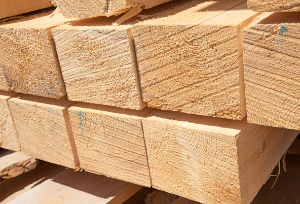 Stack of new wooden studs at the lumber yard - Foto, afbeelding