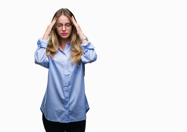 Young beautiful blonde business woman wearing glasses over isolated background with hand on head for pain in head because stress. Suffering migraine. - Foto, Bild