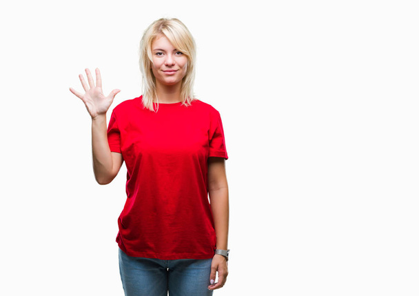 Giovane bella donna bionda che indossa t-shirt rossa su sfondo isolato mostrando e indicando con le dita il numero cinque sorridendo fiducioso e felice
. - Foto, immagini