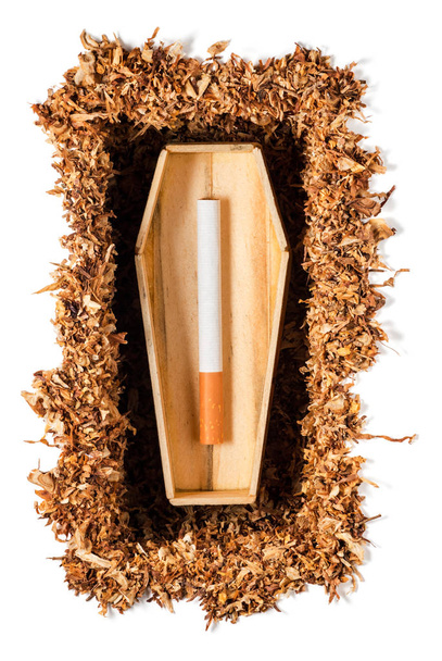 Τσιγάρο φέρετρο, με βαρεία από φύλλα καπνού που απομονώνονται σε λευκό φόντο με διαδρομή αποκοπής - Φωτογραφία, εικόνα