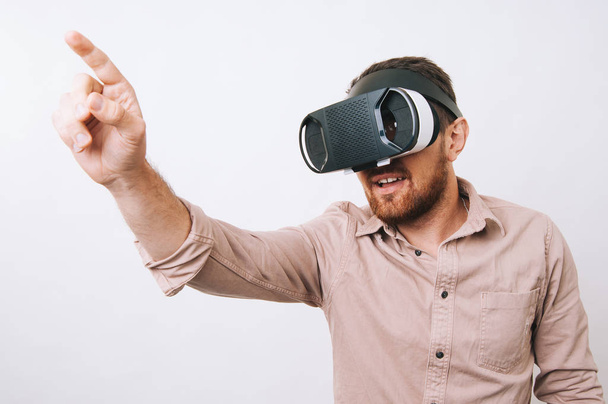 Hipster homem jogando jogo virtual e gesto com a mão
 - Foto, Imagem