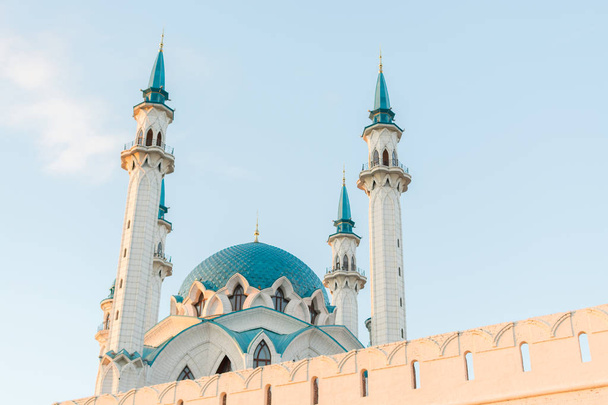 From below shot of dome and minarets of beautiful mosque on background of blue sky - Foto, Bild
