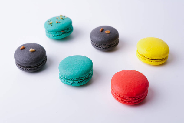 Sweet a barevné makronky nebo macarons na bílém pozadí - Fotografie, Obrázek