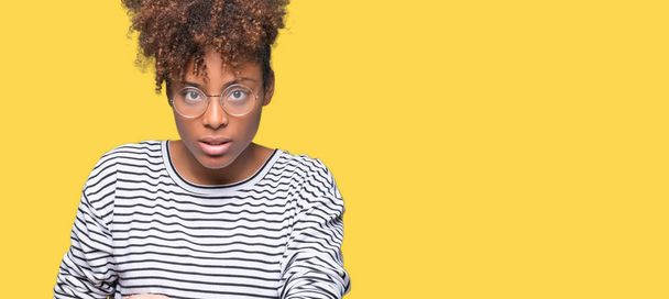 Красива молода афро-американських жінка в окулярах над ізольованих фон в поспіху, вказуючи, годинник часу, нетерпіння, засмутився і сердито за кінцевий термін затримки - Фото, зображення