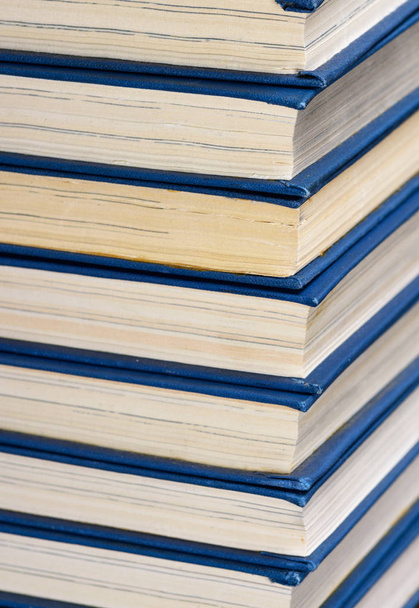 fragment d'une pile de livres avec une couverture bleue, mise au point sélective - Photo, image