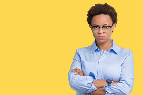 Młode piękne african american business kobieta na białym tle sceptykiem i nerwowy, dezaprobaty wyraz twarzy z skrzyżowanymi rękami. Negatywne osoba. - Zdjęcie, obraz
