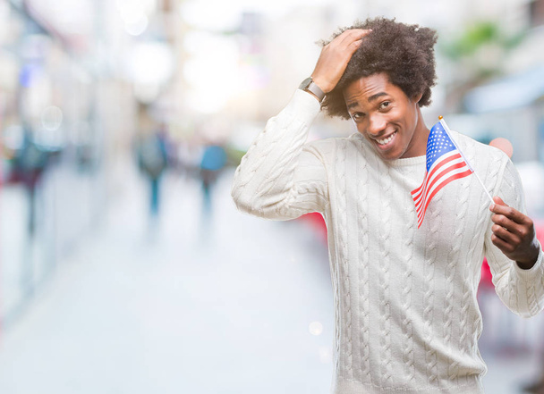 Afro-amerikai ember zászló az Egyesült Államok több mint hangsúlyozta, a kéz, a fej, megdöbbent, a szégyen és a meglepetés elszigetelt háttér szembe, mérges és csalódott. A félelem, és ideges, a hibát. - Fotó, kép