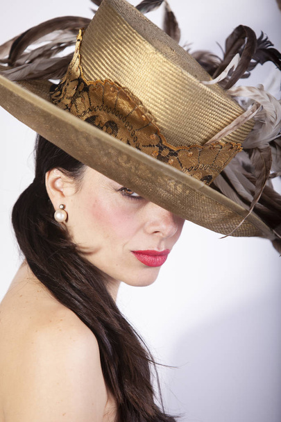 Bella donna con cappello di piume, guanti e labbra rosse. moda retrò
 - Foto, immagini
