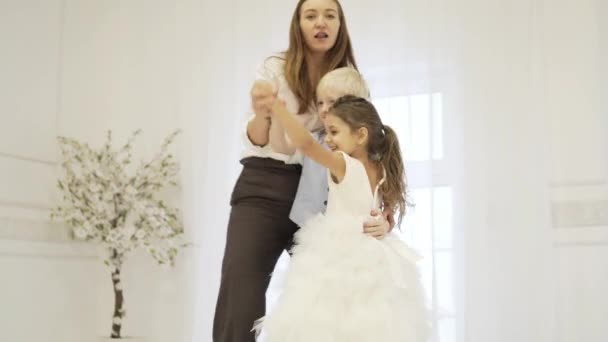 eine lustige Frau lehrt Kinder langsamen Tanz tanzen - Filmmaterial, Video