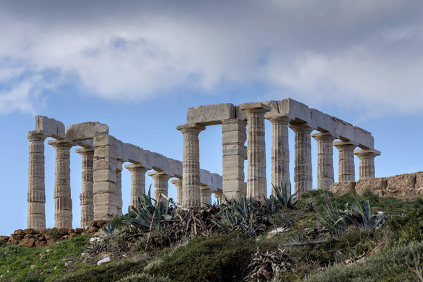 Pohled na ruiny archaické období Poseidonův chrám na mysu Súnion (Lavreotiki obec, východní Attica, Řecko). - Fotografie, Obrázek