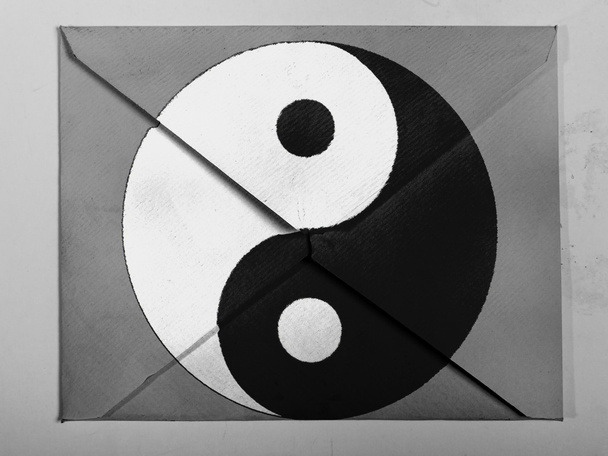Το ying yang σύμβολο, ζωγραφισμένη στη ζωγραφισμένα με γκρι φάκελος - Φωτογραφία, εικόνα