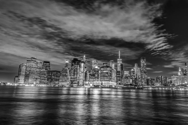 Скайлайн Манхэттена и Бруклинского моста, вид ночью. - Фото, изображение