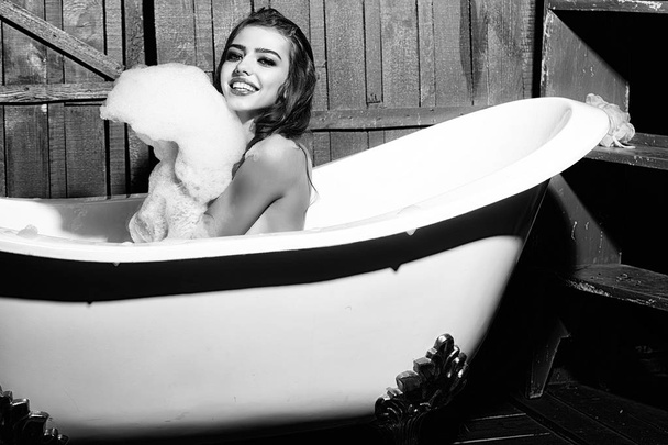 Happy woman in bath - Φωτογραφία, εικόνα