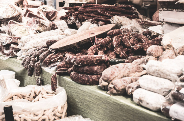 Close up van typische producten uit zuidelijke Itala Catania. Het gaat hierbij om salami met pepperoncino, venkel en aromatische kruiden. Alle heerlijke Siciliaanse specialiteiten. Horizontale weergave - Foto, afbeelding