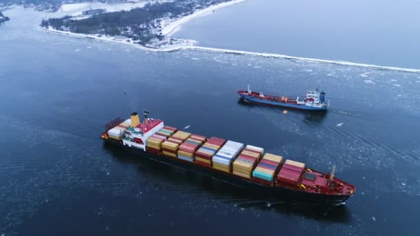 Aerial Shot of the Cargo Ship Moving Through the Sea (en inglés). En el paisaje de invierno de fondo. - Metraje, vídeo